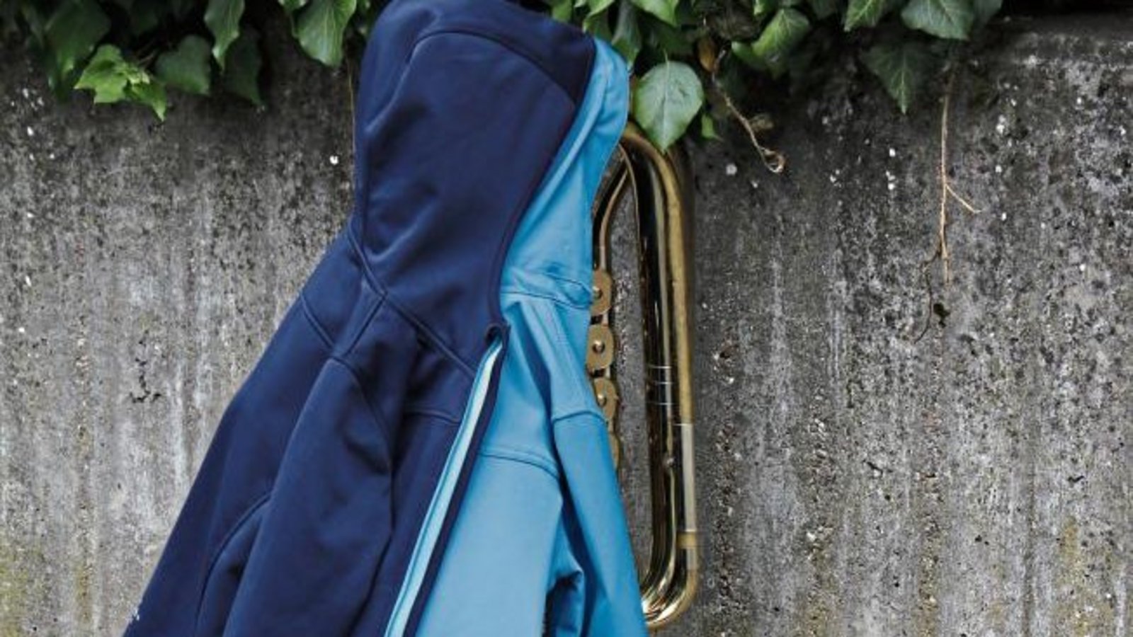 Erkenntnis vom Maientagsumzug: Ein großes Blasinstrument ist nicht nur unhandlich, sondern auch praktisch. Foto: Rücker Erkenntnis vom Maientagsumzug: Ein großes Blasinstrument ist nicht nur unhandlich, sondern auch praktisch. Foto: Rücker