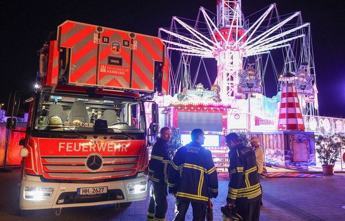 Das Kettenkarussell konnte ohne Eingreifen der Einsatzkräfte wieder auf den Boden zurückkehren.<span class='image-autor'>Bodo Marks/dpa</span>