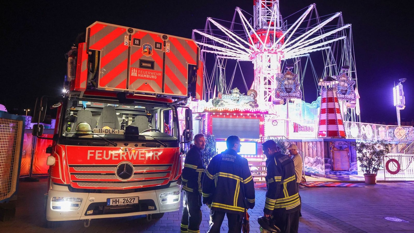 Das Kettenkarussell konnte ohne Eingreifen der Einsatzkräfte wieder auf den Boden zurückkehren.Bodo Marks/dpa Das Kettenkarussell konnte ohne Eingreifen der Einsatzkräfte wieder auf den Boden zurückkehren.Bodo Marks/dpa