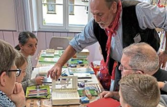 Wulf Kindermann zeigte, wie man neue Inhalte in eingeschnittene Buchseiten einfügt. Foto: p