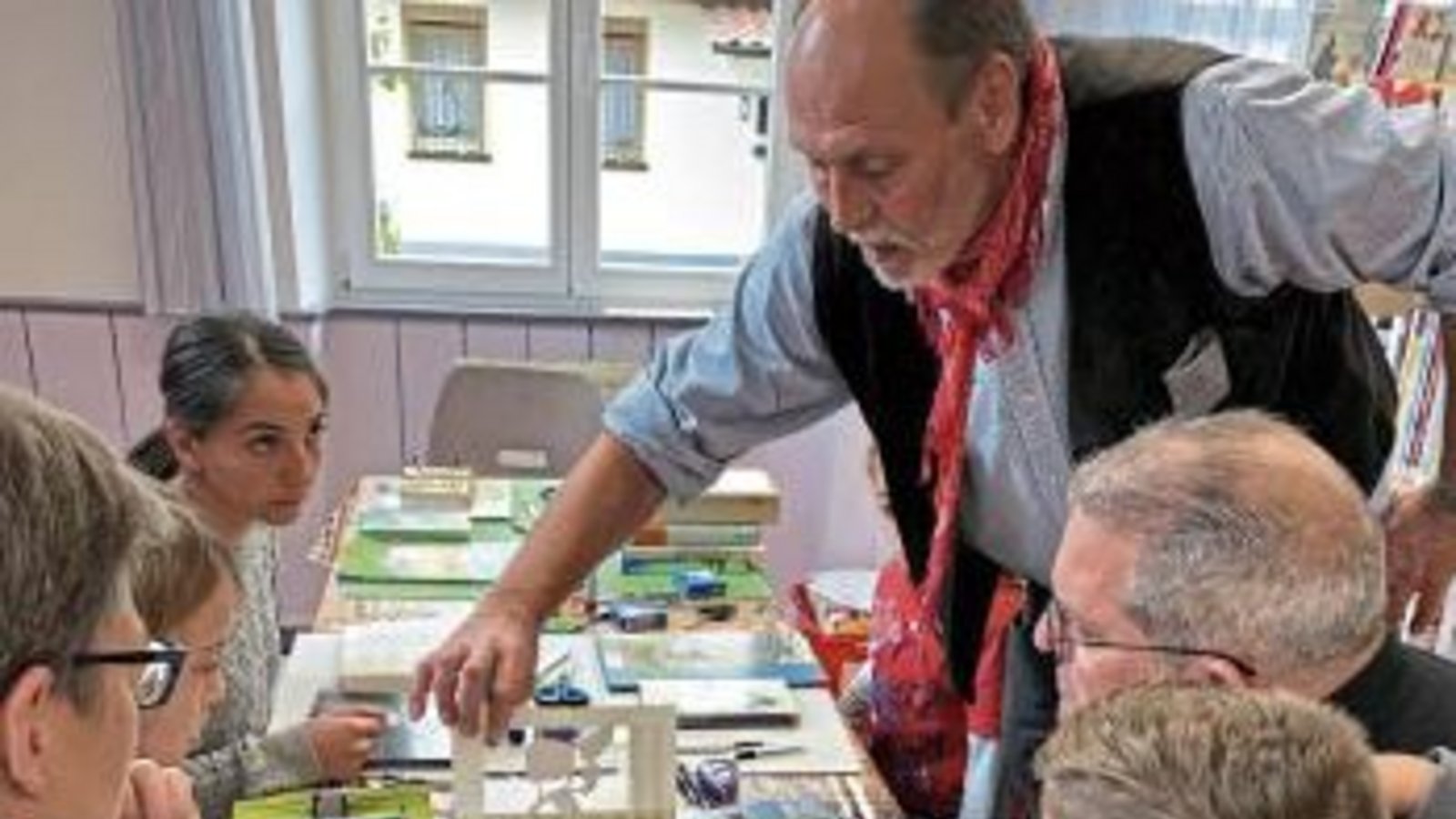 Wulf Kindermann zeigte, wie man neue Inhalte in eingeschnittene Buchseiten einfügt. Foto: p