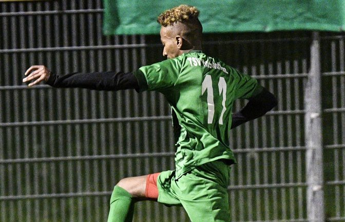Hochdorf (oben Stefan Pinot) gewinnt sein Flutlichtspiel gegen den TSV Bönnigheim II. <span class='image-autor'>Foto: Leitner</span>