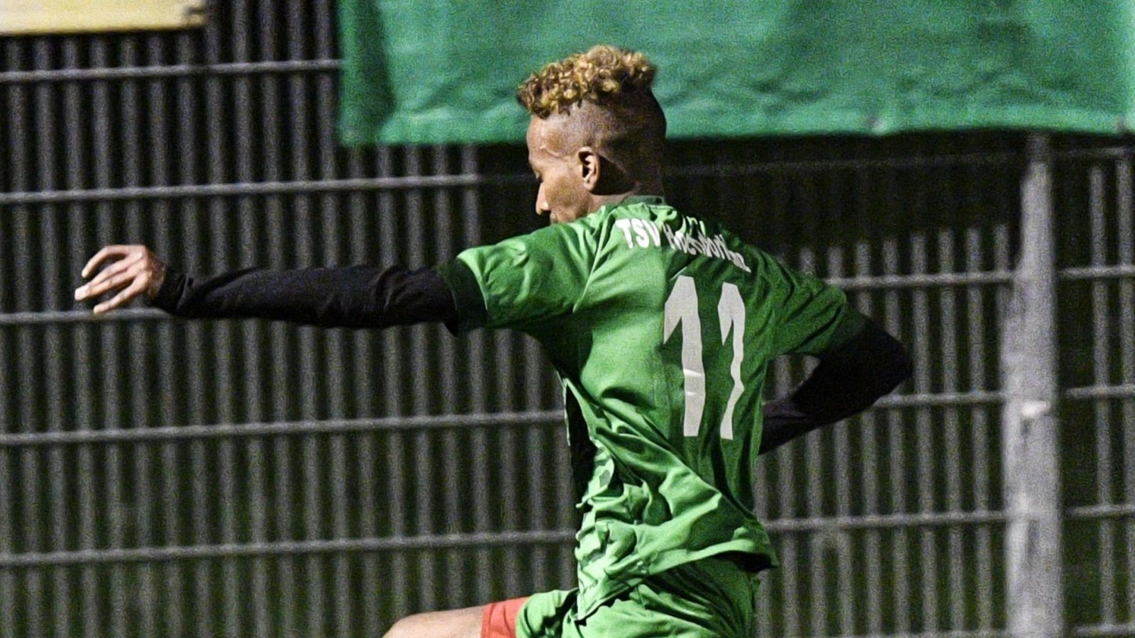 Hochdorf (oben Stefan Pinot) gewinnt sein Flutlichtspiel gegen den TSV Bönnigheim II. Foto: Leitner Hochdorf (oben Stefan Pinot) gewinnt sein Flutlichtspiel gegen den TSV Bönnigheim II. Foto: Leitner