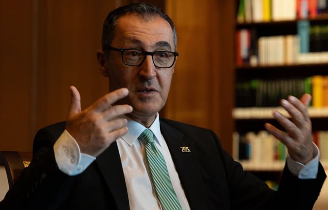 Interview mit dem Ministerpräsidenten von Baden-Württemberg: Cem Özdemir in der Villa Reitzenstein, dem Sitz des Staatsministeriums.<span class='image-autor'>Lichtgut/Leif Piechowski</span>