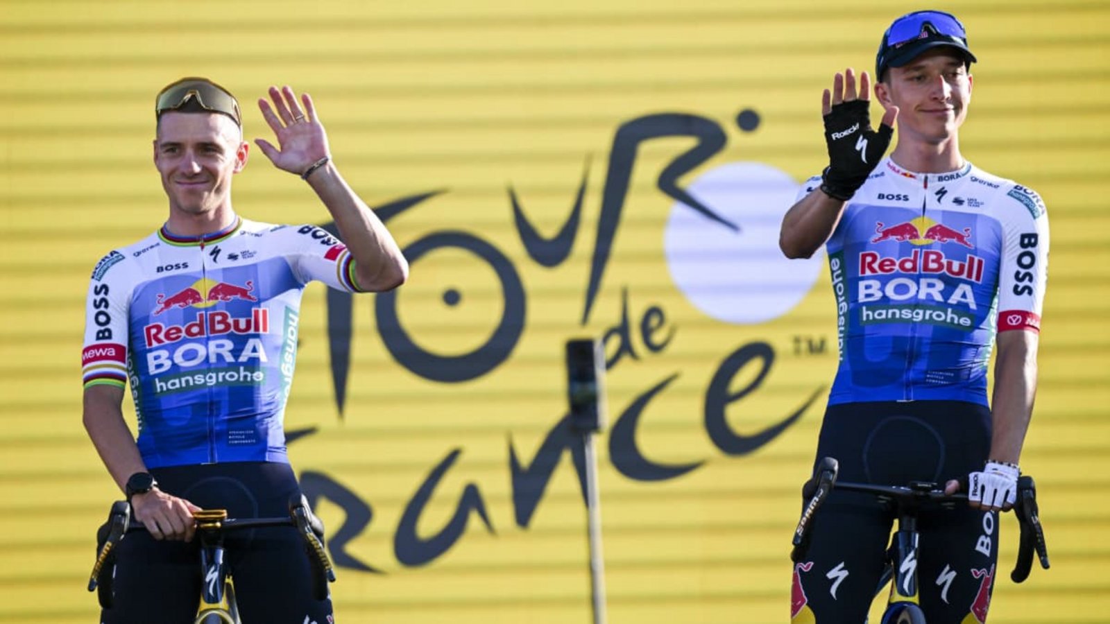 Einträchtig bei der Teampräsentation vor dem Start. Florian Lipowitz (rechts) und Remco Evenepoel. Im Ziel am Donnerstag hatte es seitens des Belgiers geknirscht im Teamgefüge.Imago/Szymon Gruchalski Einträchtig bei der Teampräsentation vor dem Start. Florian Lipowitz (rechts) und Remco Evenepoel. Im Ziel am Donnerstag hatte es seitens des Belgiers geknirscht im Teamgefüge.Imago/Szymon Gruchalski