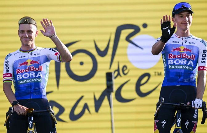 Einträchtig bei der Teampräsentation vor dem Start. Florian Lipowitz (rechts) und Remco Evenepoel. Im Ziel am Donnerstag hatte es seitens des Belgiers geknirscht im Teamgefüge.<span class='image-autor'>Imago/Szymon Gruchalski</span>