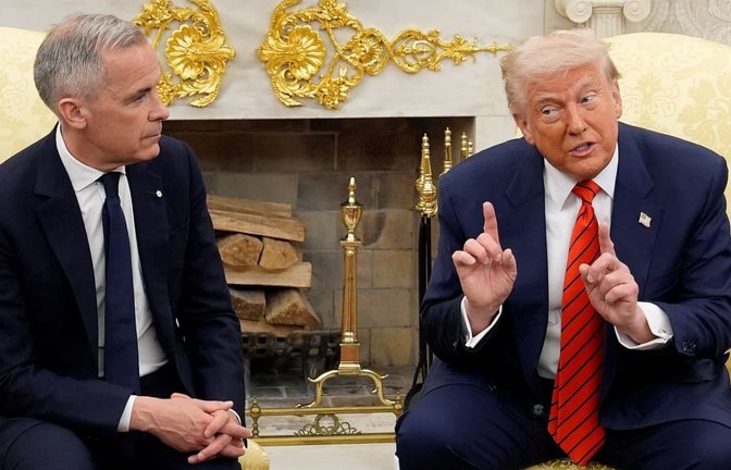 Kanadas Premierminister Mark Carney neben US-Präsident Donald Trump im Oval Office. Da hat er es noch mit Verhandlungen versucht. Jetzt sagt Carney: „Man befindet sich im Krieg, wenn man angegriffen wird. Wir sind angegriffen worden.“<span class='image-autor'>Adrian Wyld/Canadian Press via AP/dpa</span>
