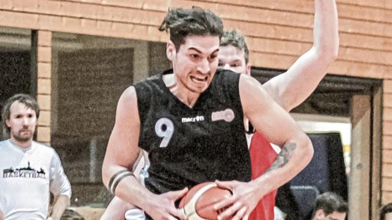 Kaum zu stoppen: Haydar Bulut (vorne) ist mit knapp 15 Punkten pro Spiel der beste Werfer der BSG Vaihingen/Sachsenheim. Foto: Simecek