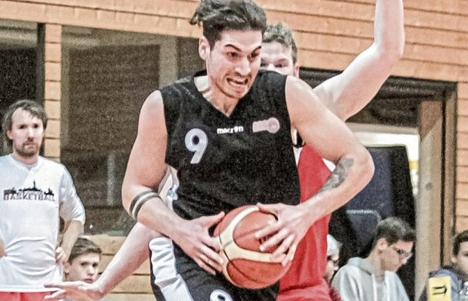 Kaum zu stoppen: Haydar Bulut (vorne) ist mit knapp 15 Punkten pro Spiel der beste Werfer der BSG Vaihingen/Sachsenheim. Foto: Simecek