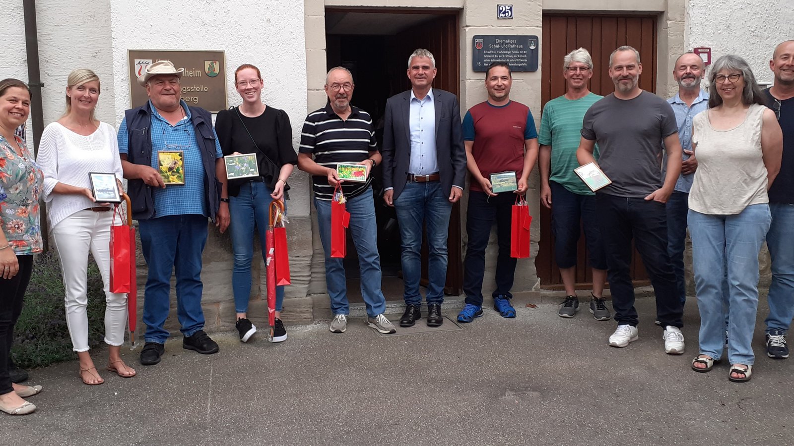 Die Preisträger beim Fotowettbewerb des Ortschaftsrates in Spielberg freuten sich mit den Ratsmitgliedern und Bürgermeister Holger Albrich über ihre gelungenen Bildmotive. Foto: Glemser Die Preisträger beim Fotowettbewerb des Ortschaftsrates in Spielberg freuten sich mit den Ratsmitgliedern und Bürgermeister Holger Albrich über ihre gelungenen Bildmotive. Foto: Glemser