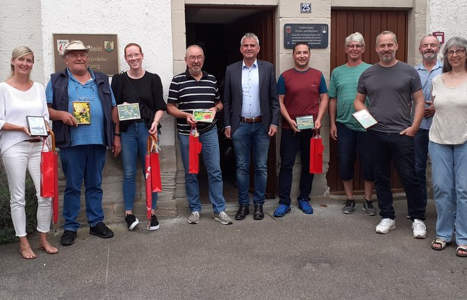 Die Preisträger beim Fotowettbewerb des Ortschaftsrates in Spielberg freuten sich mit den Ratsmitgliedern und Bürgermeister Holger Albrich über ihre gelungenen Bildmotive.  <span class='image-autor'>Foto: Glemser</span>