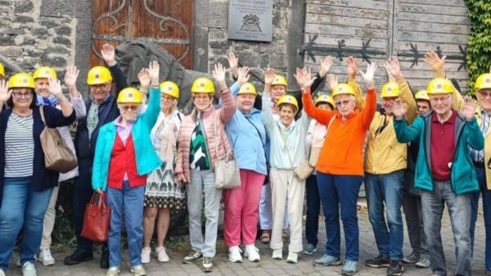 Helm auf beim Besuch des Bergwerks: die Landfrauen und ihre Gäste. Foto: p Helm auf beim Besuch des Bergwerks: die Landfrauen und ihre Gäste. Foto: p