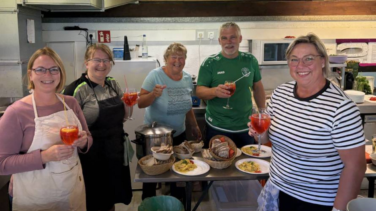 TSV-Besen beim TSV Hochdorf. Gute Stimmung beim Helferteam in der Küche.