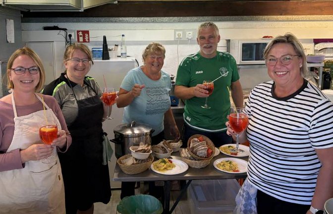 TSV-Besen beim TSV Hochdorf. Gute Stimmung beim Helferteam in der Küche.