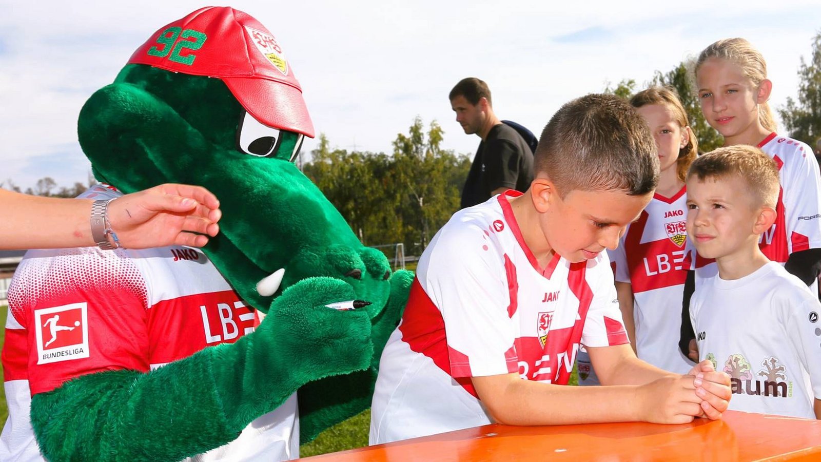 Heiß begehrt: Autogramme von VfB-Maskottchen Fritzle. Foto: Küppers Heiß begehrt: Autogramme von VfB-Maskottchen Fritzle. Foto: Küppers