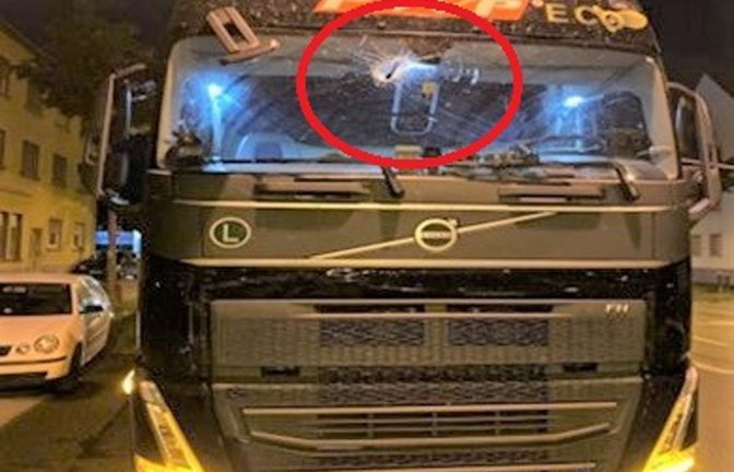 Der Unbekannte schleuderte einen Zimmermannshammer gegen die Frontscheibe des Lastwagens.<span class='image-autor'>Foto: Polizeipräsidium Mannheim</span>