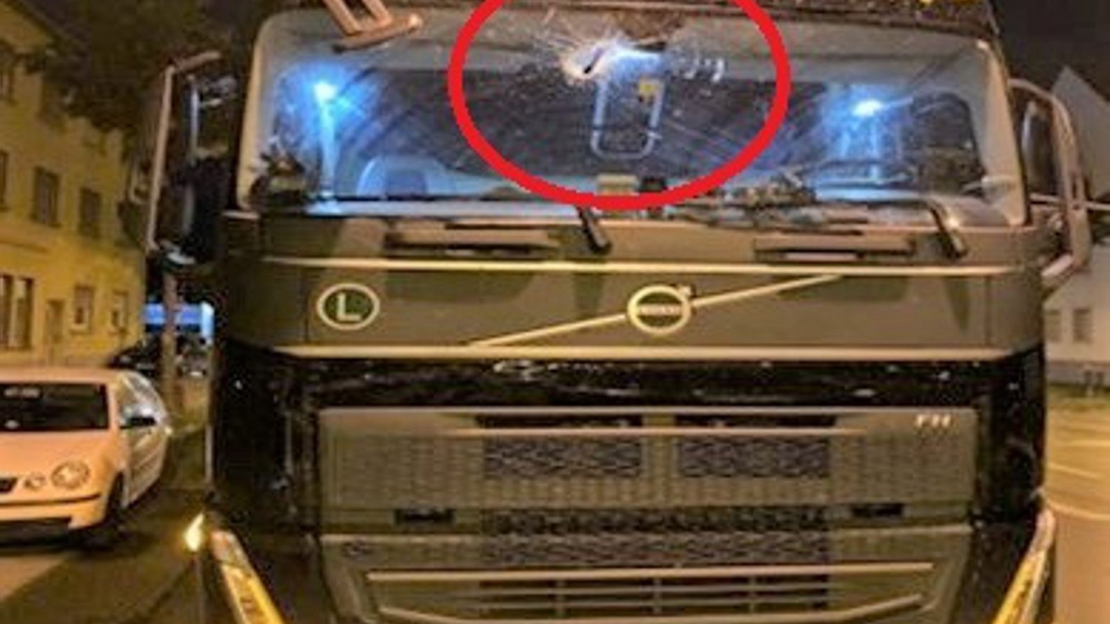 Der Unbekannte schleuderte einen Zimmermannshammer gegen die Frontscheibe des Lastwagens.Foto: Polizeipräsidium Mannheim