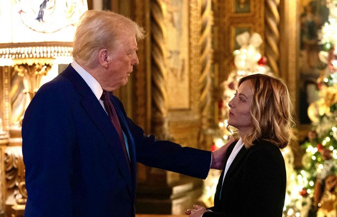 Donald Trump begrüßt die italienische Regierungschefin Giorgia Meloni in seinem Anwesen in Florida.<span class='image-autor'>Foto: AFP/Filippo Attili</span>