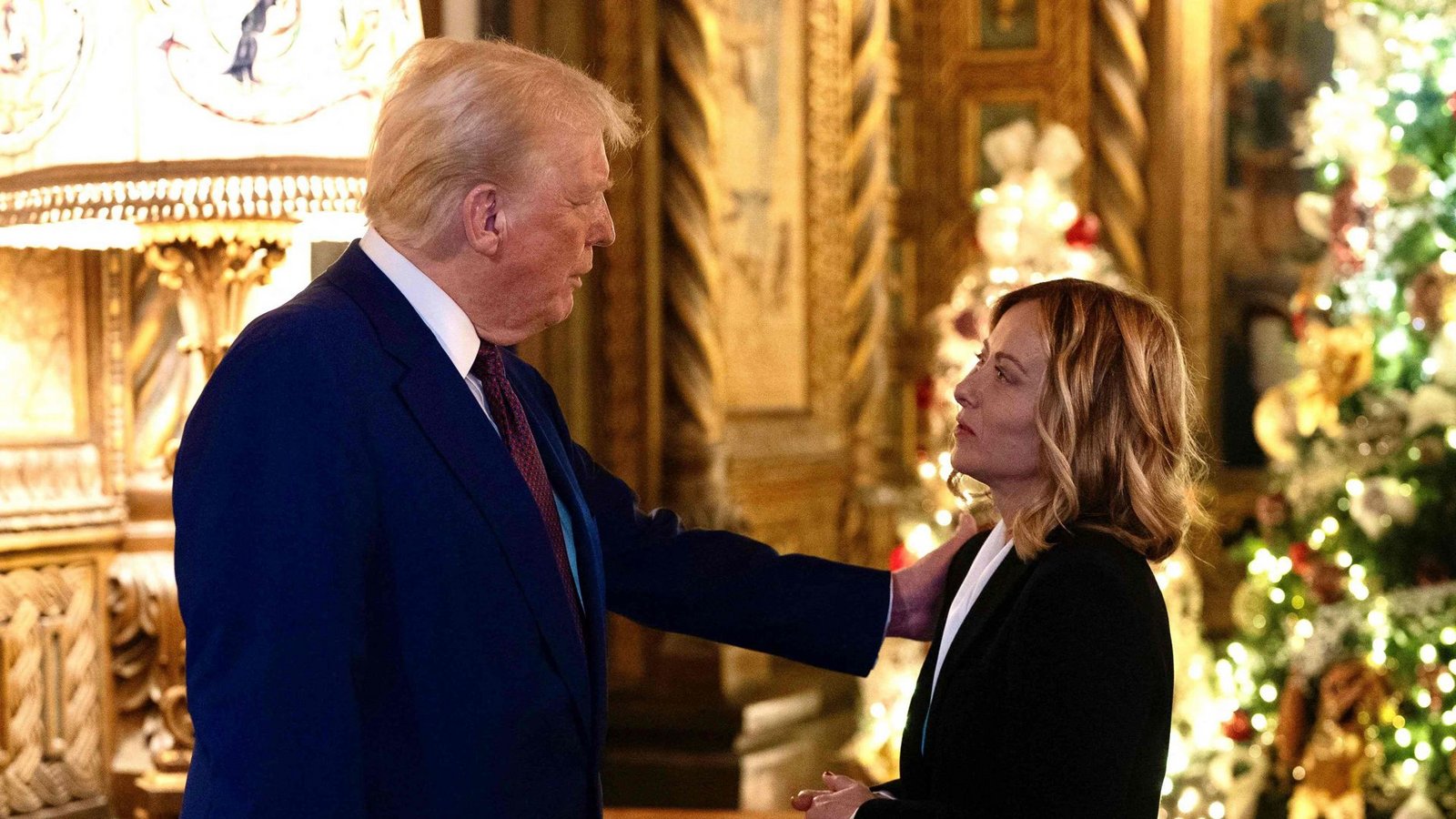Donald Trump begrüßt die italienische Regierungschefin Giorgia Meloni in seinem Anwesen in Florida.Foto: AFP/Filippo Attili Donald Trump begrüßt die italienische Regierungschefin Giorgia Meloni in seinem Anwesen in Florida.Foto: AFP/Filippo Attili