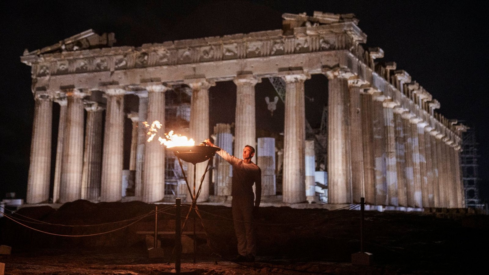 Ein Kessel mit dem olympischen Feuer wird vor dem Parthenon auf dem Akropolis-Hügel in Athen entzündet.Foto: Petros Giannakouris/AP /dpa