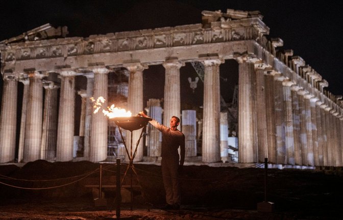 Ein Kessel mit dem olympischen Feuer wird vor dem Parthenon auf dem Akropolis-Hügel in Athen entzündet.<span class='image-autor'>Foto: Petros Giannakouris/AP /dpa</span>