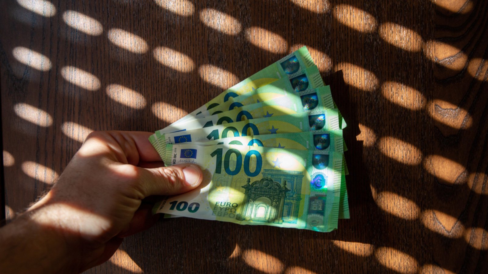 Einige Rentner können die 300 € doppelt erhalten.Foto: Davide Rachelli / shutterstock.com Einige Rentner können die 300 € doppelt erhalten.Foto: Davide Rachelli / shutterstock.com