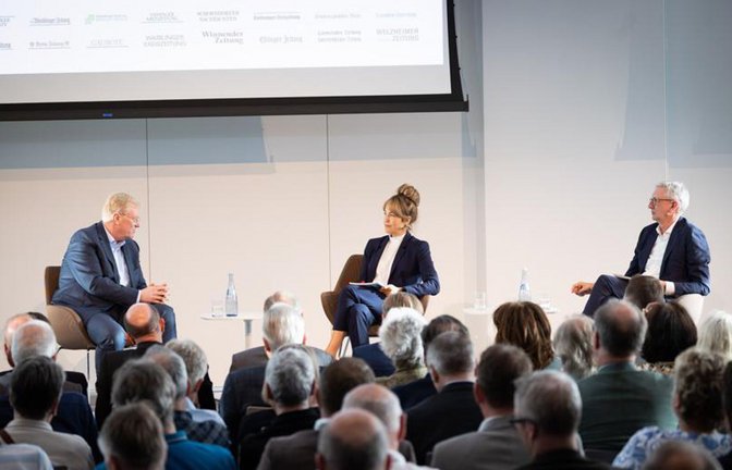 Bosch-Chef Stefan Hartung (links) stellte sich den Fragen von Anne Guhlich, stellvertretende Chefredakteurin der Stuttgarter Zeitung und Stuttgarter Nachrichten und Joachim Dorfs, Chefredakteur der beiden Zeitungen.<span class='image-autor'>Foto: Lichtgut/Julian Rettig</span>