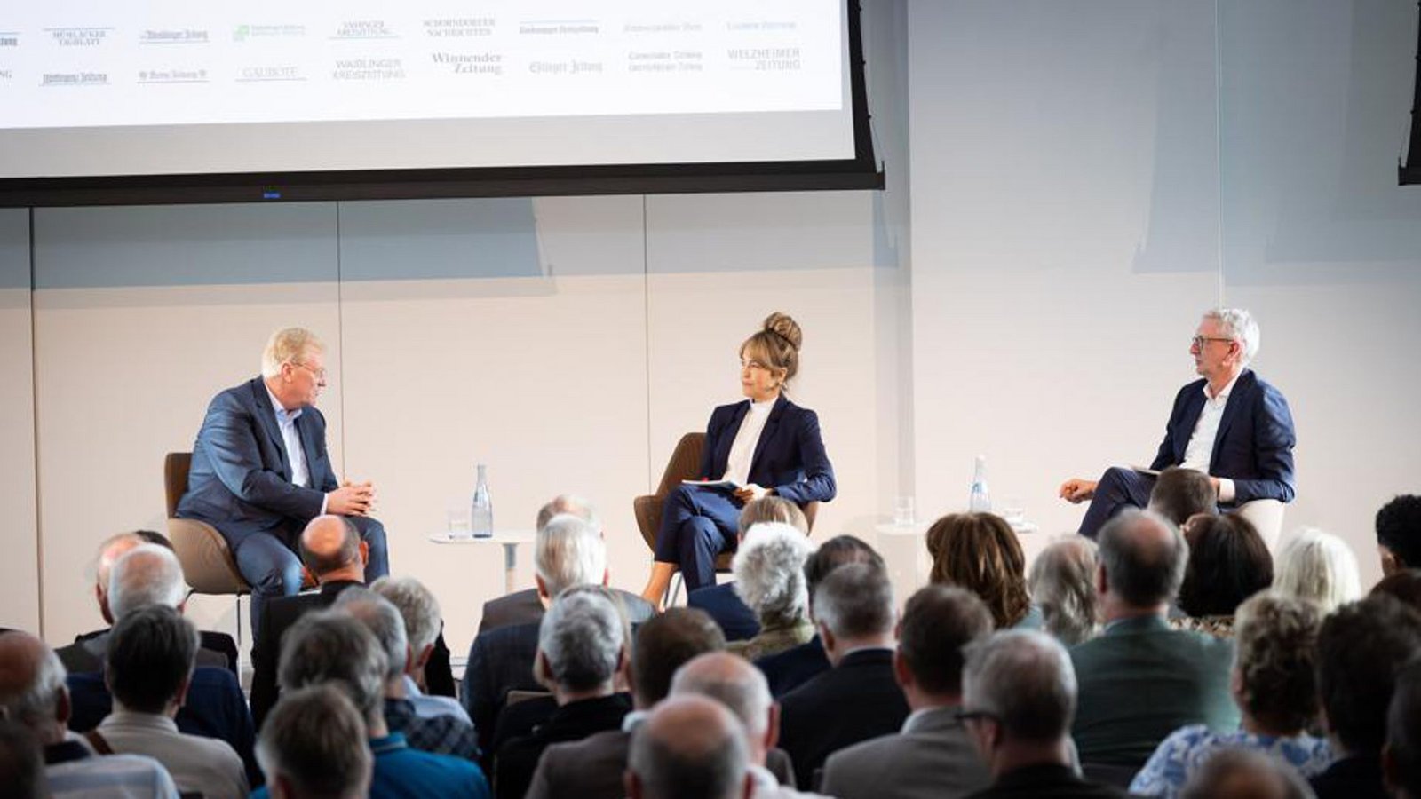 Bosch-Chef Stefan Hartung (links) stellte sich den Fragen von Anne Guhlich, stellvertretende Chefredakteurin der Stuttgarter Zeitung und Stuttgarter Nachrichten und Joachim Dorfs, Chefredakteur der beiden Zeitungen.Foto: Lichtgut/Julian Rettig