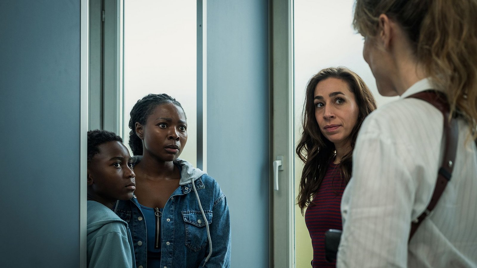 Sind die beiden in Gefahr? Die Kommissarinnen Tessa Ott (Carol Schuler, 2.v.r.) und Isabelle Grandjean (Anna Pieri Zuercher, r.) nehmen Moya Alemu (Nambitha Ben-Mazwi.) und Yaro Alemu (André Nkot Olinga) sicherheitshalber auf die Wache mit.Foto: SRF/Pascal Mora Sind die beiden in Gefahr? Die Kommissarinnen Tessa Ott (Carol Schuler, 2.v.r.) und Isabelle Grandjean (Anna Pieri Zuercher, r.) nehmen Moya Alemu (Nambitha Ben-Mazwi.) und Yaro Alemu (André Nkot Olinga) sicherheitshalber auf die Wache mit.Foto: SRF/Pascal Mora