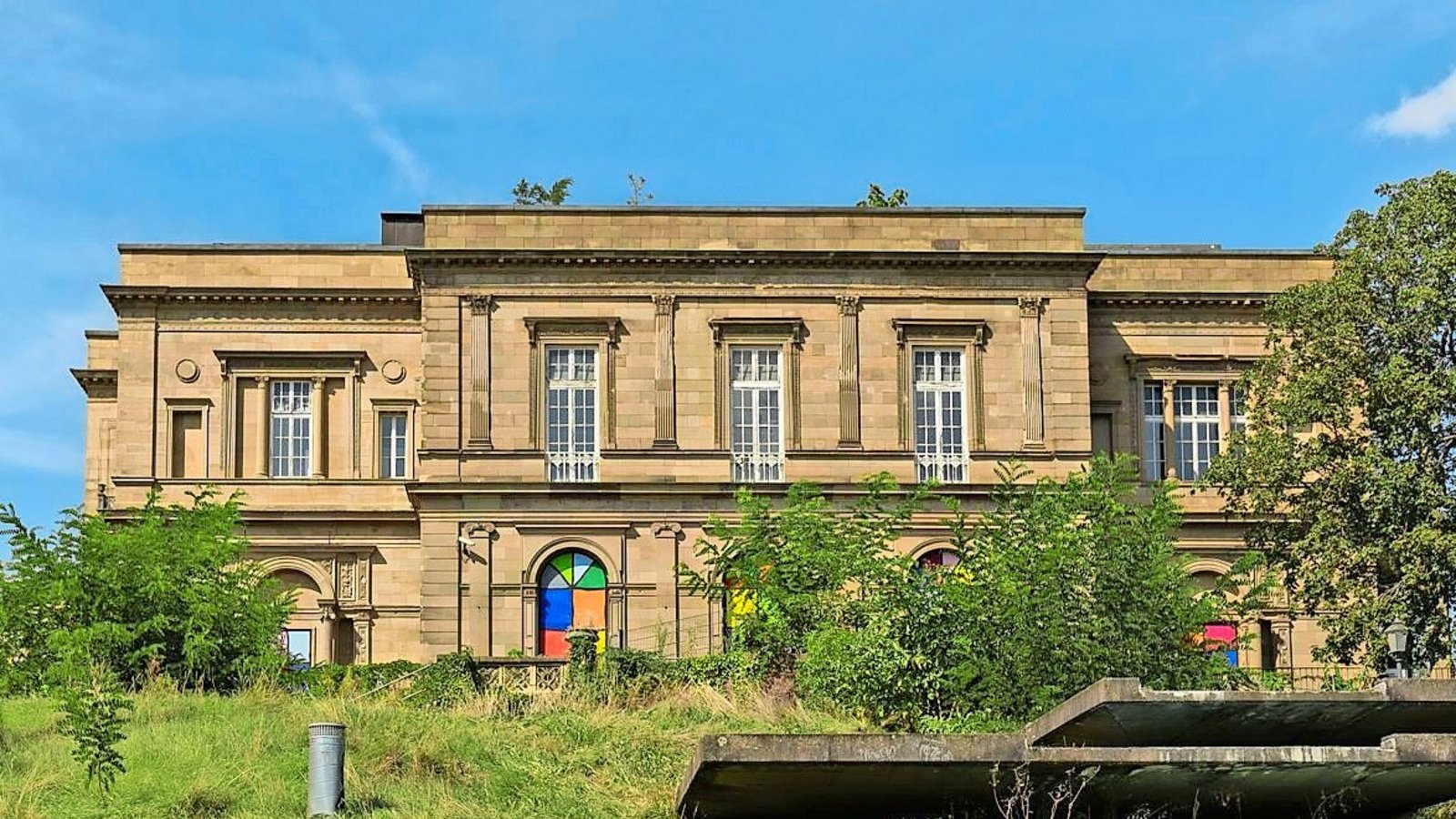 Prachtbau mit mehr als nur Instandhaltungsmängeln: Die Villa Berg im Stuttgarter Osten harrt ihrer Sanierung. Das kann wegen der Finanzkrise der Stadt noch etliche Jahre dauern.Foto: Lichtgut/Leif Piechowski