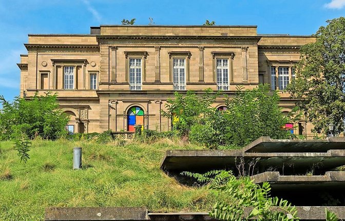 Prachtbau mit mehr als nur Instandhaltungsmängeln: Die Villa Berg im Stuttgarter Osten harrt ihrer Sanierung. Das kann wegen der Finanzkrise der Stadt noch etliche Jahre dauern.<span class='image-autor'>Foto: Lichtgut/Leif Piechowski</span>