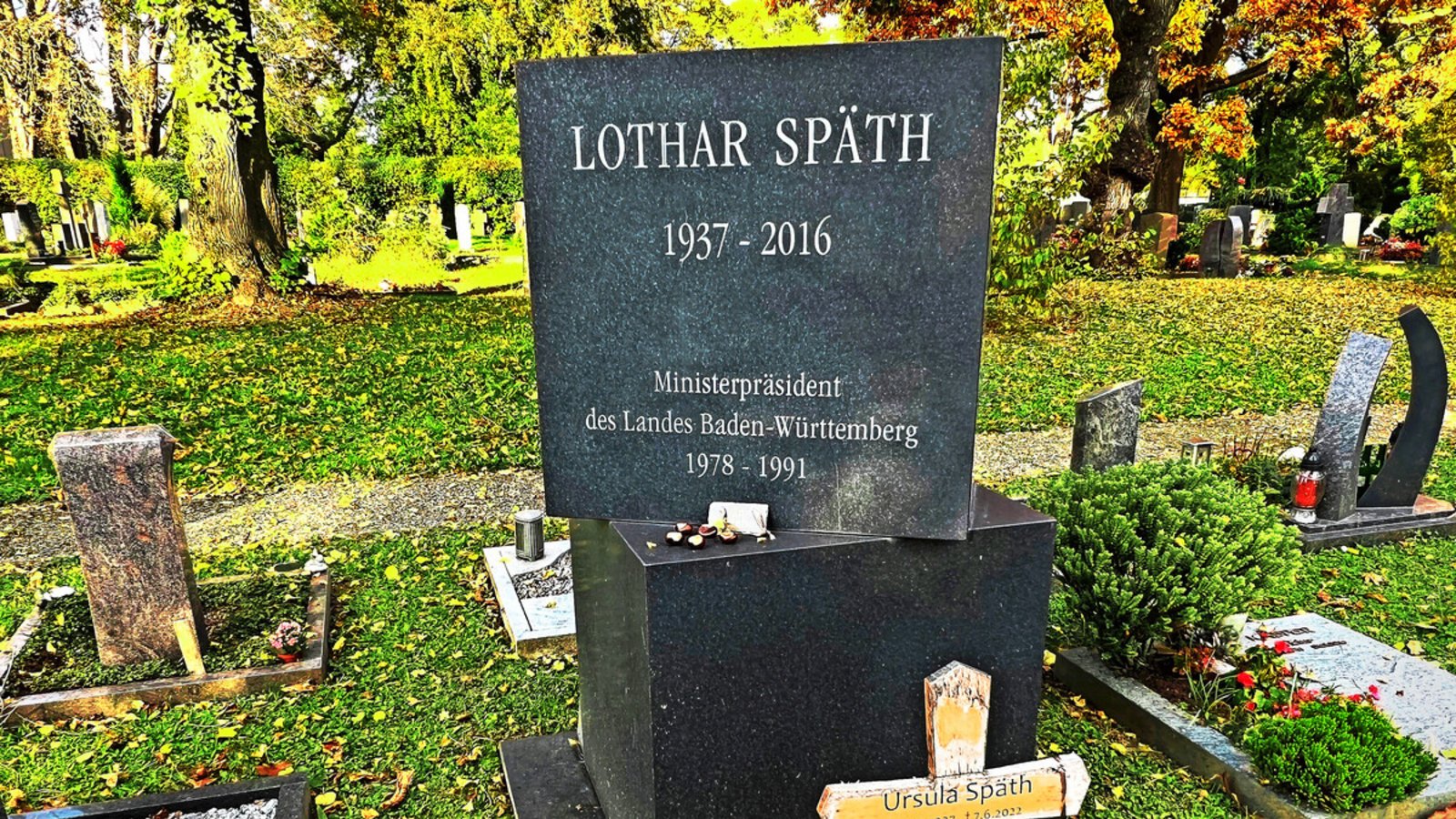 Die ursprüngliche Urnengrabstätte Späths auf dem Möhringer Friedhof wird von einem Ehrengrab auf dem Waldfriedhof abgelöst – dort wird das Denkmal um die Inschrift seiner Frau Ursula Späth ergänzt.Foto: i Die ursprüngliche Urnengrabstätte Späths auf dem Möhringer Friedhof wird von einem Ehrengrab auf dem Waldfriedhof abgelöst – dort wird das Denkmal um die Inschrift seiner Frau Ursula Späth ergänzt.Foto: i