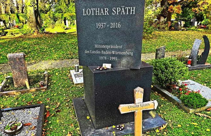 Die ursprüngliche Urnengrabstätte Späths auf dem Möhringer Friedhof wird von einem Ehrengrab auf dem Waldfriedhof abgelöst – dort wird das Denkmal um die Inschrift seiner Frau Ursula Späth ergänzt.<span class='image-autor'>Foto: i</span>