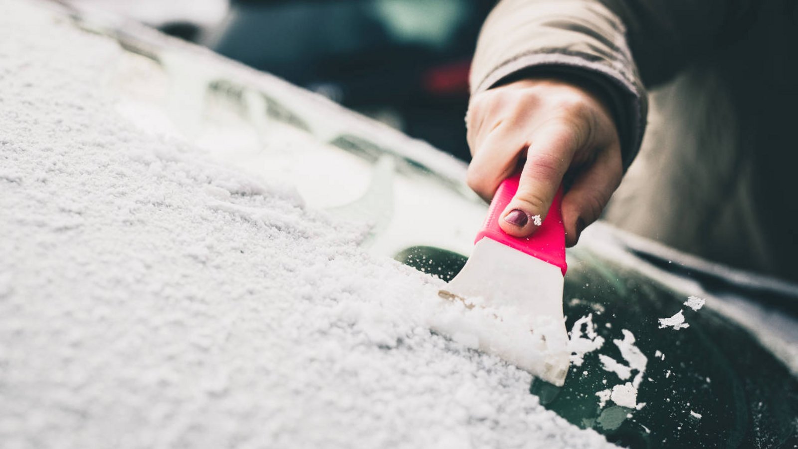 Für eine freie Sicht müssen Autoscheiben von Eis befreit werden. Wie Sie Ihr Auto schnell enteisen, zeigen wir Ihnen in diesem Artikel.Foto: Anze Furlan / Shutterstock.com Für eine freie Sicht müssen Autoscheiben von Eis befreit werden. Wie Sie Ihr Auto schnell enteisen, zeigen wir Ihnen in diesem Artikel.Foto: Anze Furlan / Shutterstock.com