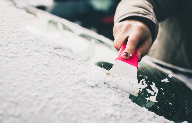 Für eine freie Sicht müssen Autoscheiben von Eis befreit werden. Wie Sie Ihr Auto schnell enteisen, zeigen wir Ihnen in diesem Artikel.<span class='image-autor'>Foto: Anze Furlan / Shutterstock.com</span>