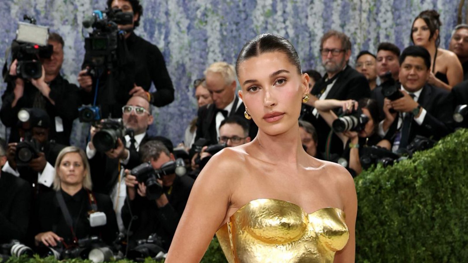 In Gold gegossen – Hailey Bieber in einem spektakulären Kleid aus dem Hause Yves Saint Laurent.Foto: Getty Images via AFP In Gold gegossen – Hailey Bieber in einem spektakulären Kleid aus dem Hause Yves Saint Laurent.Foto: Getty Images via AFP