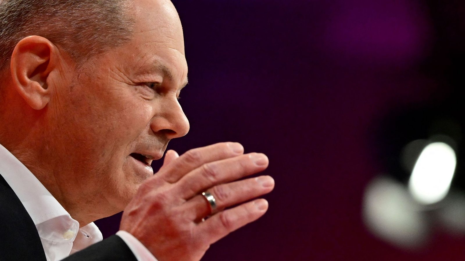 Bundeskanzler Olaf Scholz wurde beim SPD-Parteitag als Kanzlerkandidat der Partei bestätigt.Foto: AFP/JOHN MACDOUGALL