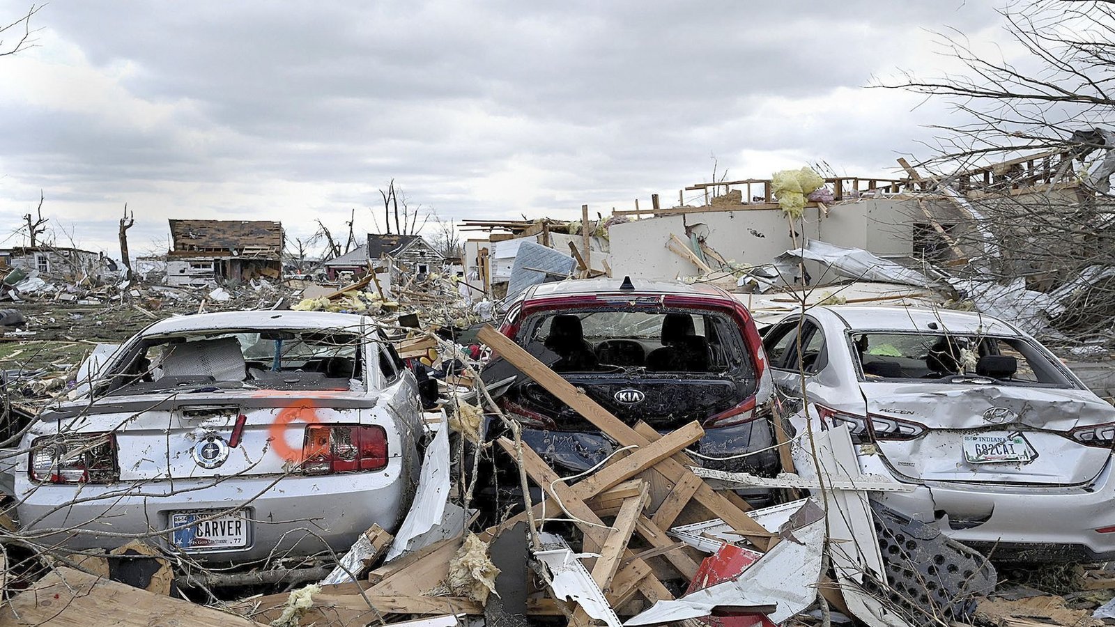 Zerstörte Autos und Trümmer sind in einem Viertel im Süden von Sullivan (USA) zu sehen, nachdem ein Tornado am 1. April 2023 durch das Gebiet gezogen war.Foto: Joseph C. Garza/The Tribune-Star/AP/dpa Zerstörte Autos und Trümmer sind in einem Viertel im Süden von Sullivan (USA) zu sehen, nachdem ein Tornado am 1. April 2023 durch das Gebiet gezogen war.Foto: Joseph C. Garza/The Tribune-Star/AP/dpa