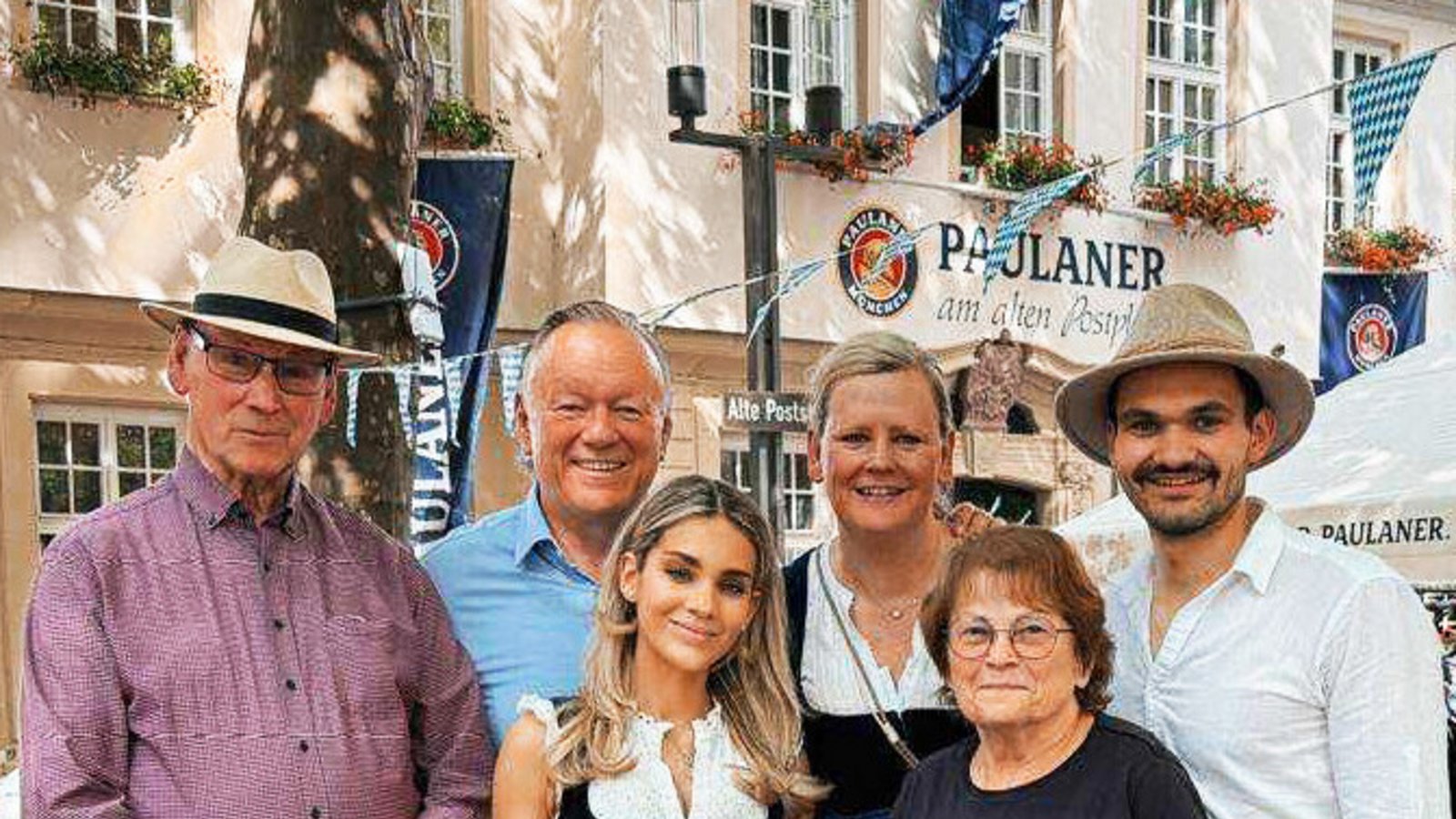 Drei Generationen der Familie Brunner vor dem Paulaner am Alten PostplatzFoto: STZN Drei Generationen der Familie Brunner vor dem Paulaner am Alten PostplatzFoto: STZN