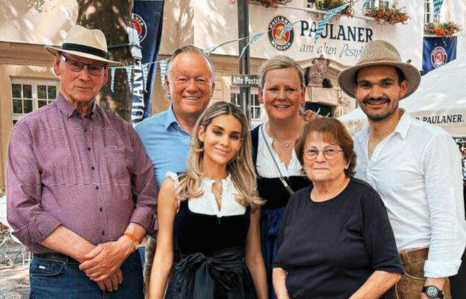 Drei Generationen der Familie Brunner vor dem Paulaner am Alten Postplatz<span class='image-autor'>Foto: STZN</span>