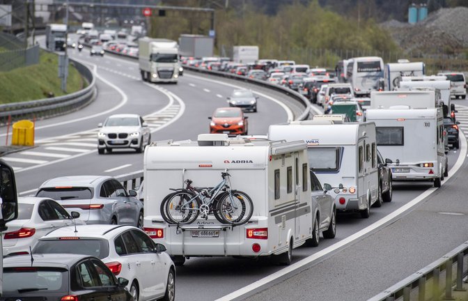 An Ostern dürfte es sich vor dem Gotthard wieder stauen.<span class='image-autor'>Foto: Urs Flueeler/KEYSTONE/dpa</span>