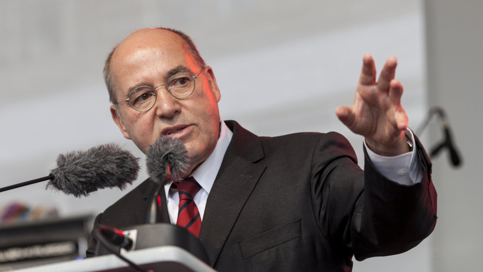 Gregor Gysi eröffnet die Sitzung mit einer Rede.Foto: berlinpictures16 / shutterstock.com