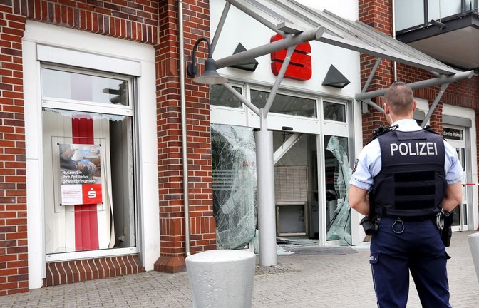 Die Sparkassenfiliale in Castrop-Rauxel ist nach der Sprengung eines Geldautomaten von der Polizei abgesperrt worden. Im Anschluss an die Sprengung gab es mehrere Schüsse vor dem Gebäude.<span class='image-autor'>Foto: Roland Weihrauch/dpa</span>