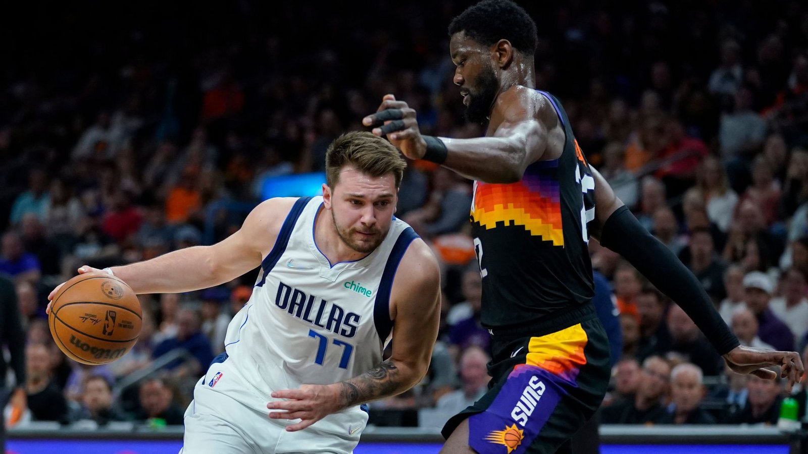 Star-Spielmacher Luka Doncic (l) verlor mit den Dallas Mavericks auch das zweite Spiel gegen die Phoenix Suns um Deandre Ayton.Foto: Matt York/AP/dpa
