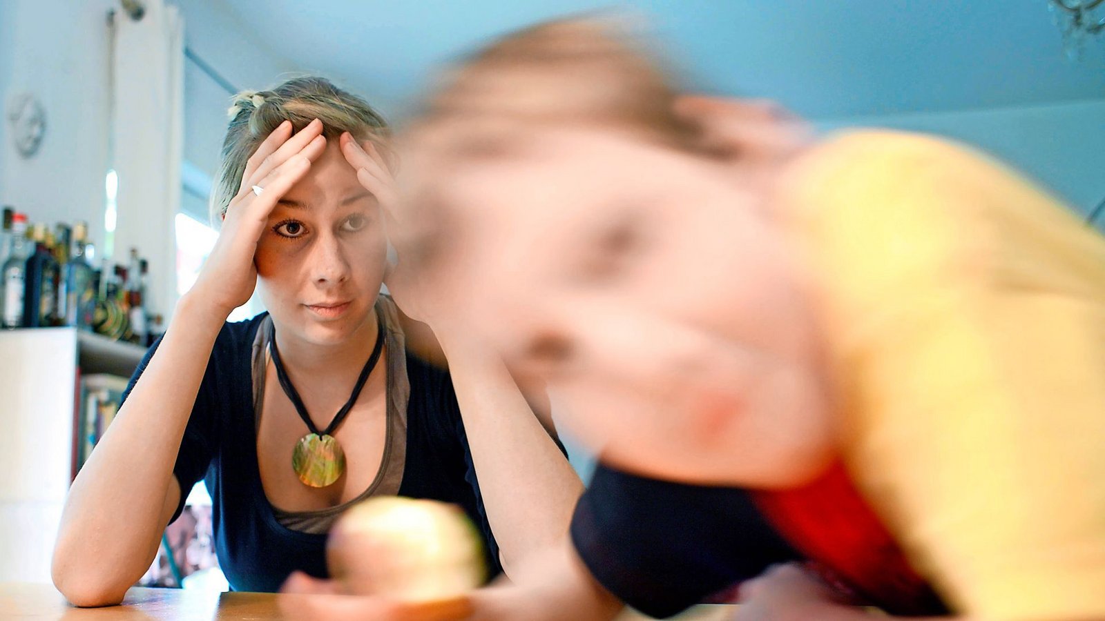 Während der Zappelphilipp mal wieder über Tisch und Stühle springt, neigen Frauen dazu, die AD(H)S-Symptome zu kaschieren, die Unruhe wendet sich nach innen.Foto: /Ute Grabowsky Während der Zappelphilipp mal wieder über Tisch und Stühle springt, neigen Frauen dazu, die AD(H)S-Symptome zu kaschieren, die Unruhe wendet sich nach innen.Foto: /Ute Grabowsky