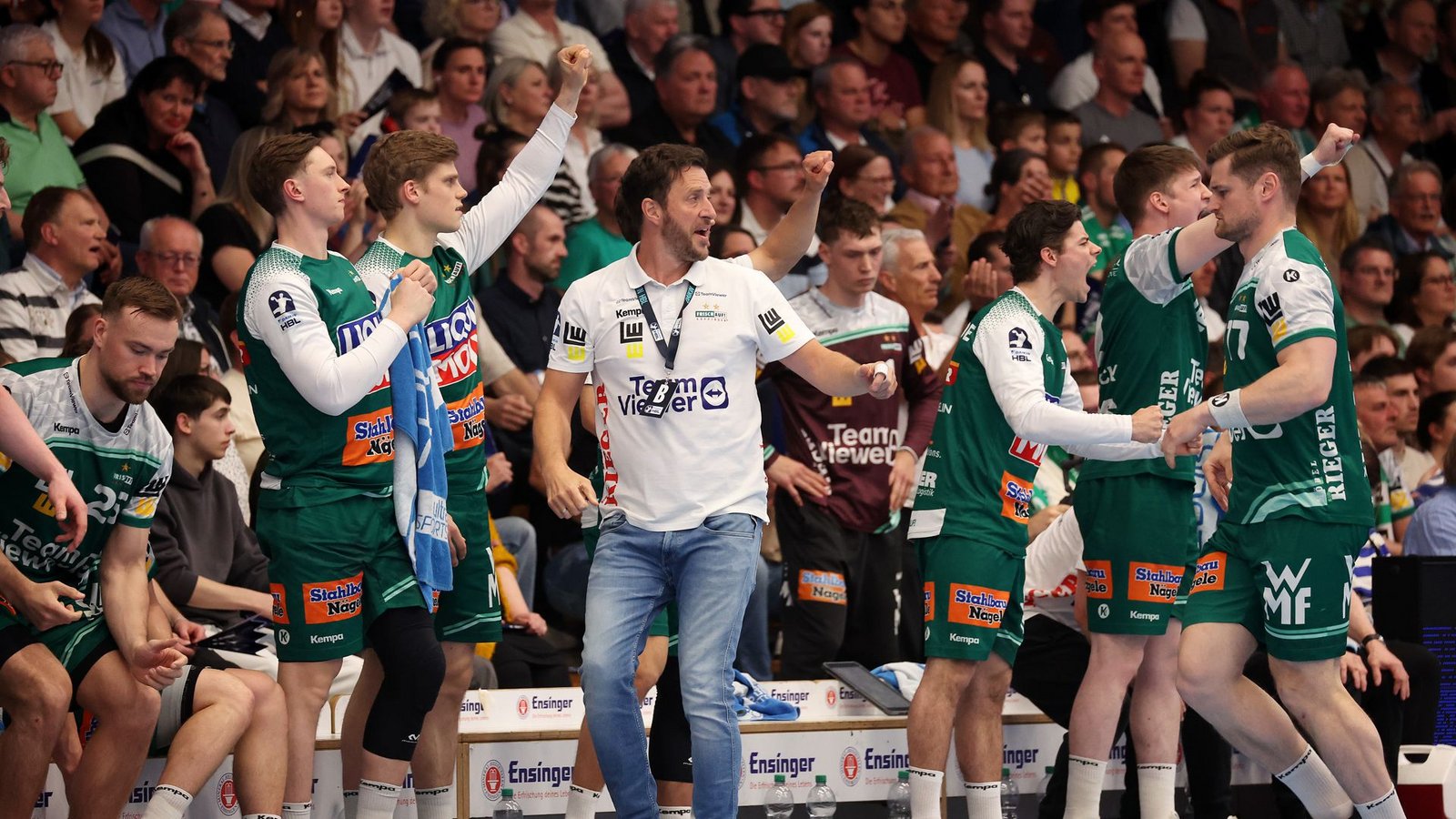 Trainer Ben Matschke und die Bank von Frisch Auf.Foto: Baumann/Alexander Keppler