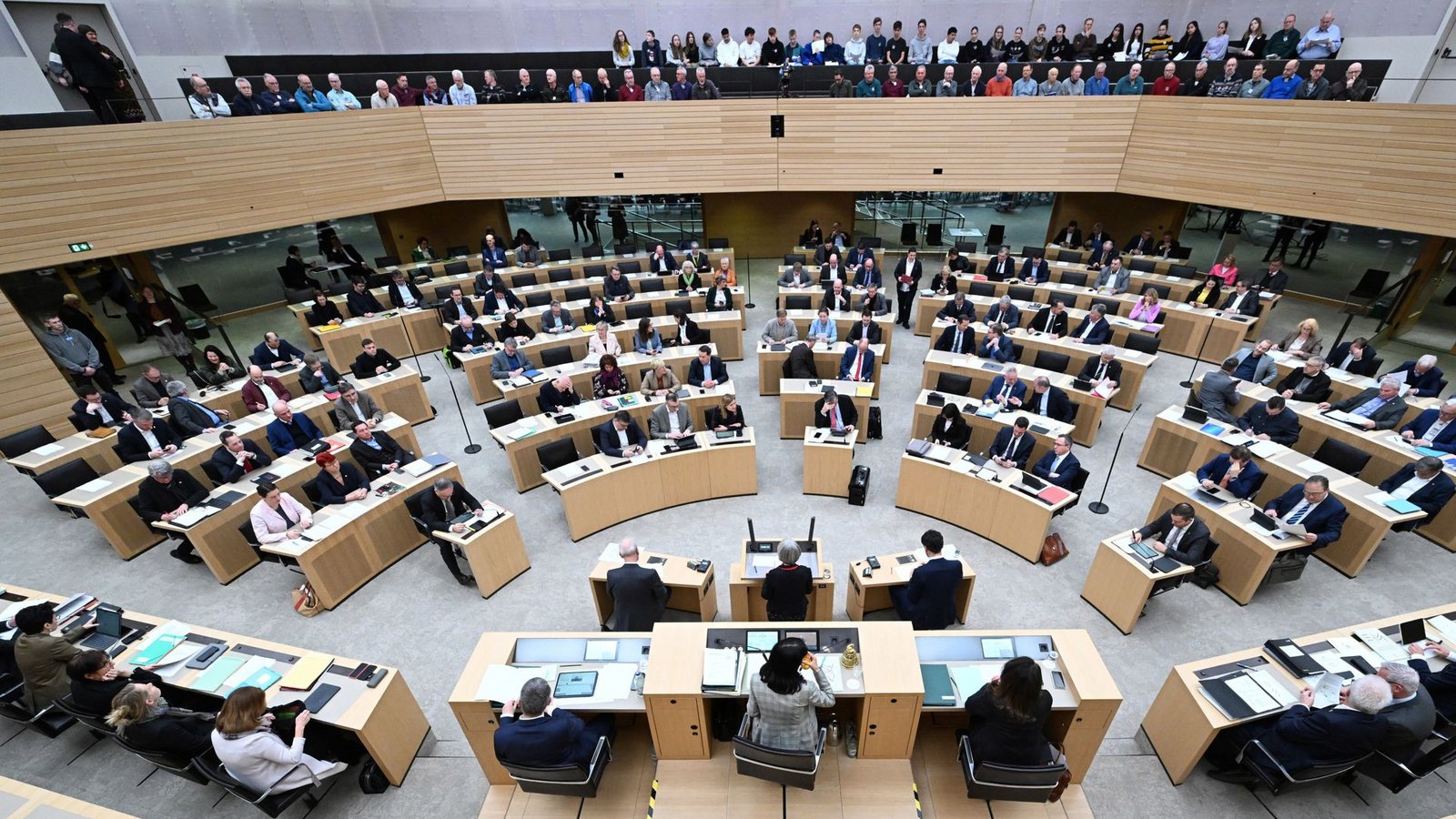 Bei vollem Haus sitzen im Landtag 154 Abgeordnete. Im Plenum lassen sich aber häufig Abgeordnete entschuldigen.Foto: dpa/Bernd Weißbrod Bei vollem Haus sitzen im Landtag 154 Abgeordnete. Im Plenum lassen sich aber häufig Abgeordnete entschuldigen.Foto: dpa/Bernd Weißbrod