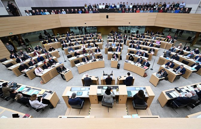 Bei vollem Haus sitzen im Landtag 154 Abgeordnete. Im Plenum lassen sich aber häufig Abgeordnete entschuldigen.<span class='image-autor'>Foto: dpa/Bernd Weißbrod</span>