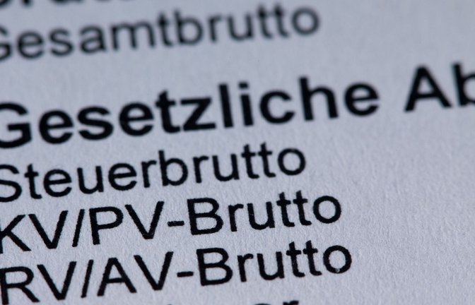 Die Sozialbeiträge steigen tendenziell immer weiter und werden für die Versicherten zur großen Belastung.<span class='image-autor'>Foto: Jens Büttner/dpa</span>