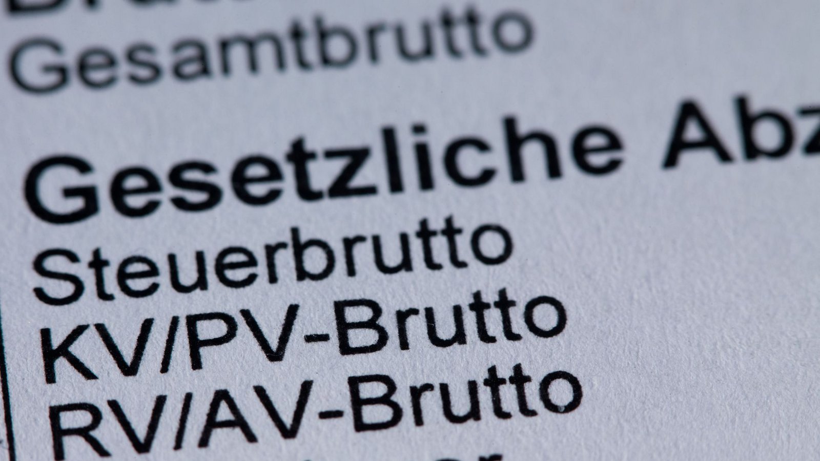 Die Sozialbeiträge steigen tendenziell immer weiter und werden für die Versicherten zur großen Belastung.Foto: Jens Büttner/dpa Die Sozialbeiträge steigen tendenziell immer weiter und werden für die Versicherten zur großen Belastung.Foto: Jens Büttner/dpa